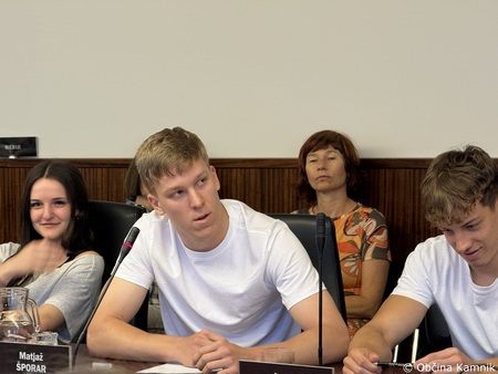 Kamniške dijakinje in dijaki v vlogi občinskih svetnikov na simulaciji odločanja (21)